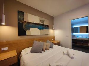 Postel nebo postele na pokoji v ubytování Carducci Art Guesthouse