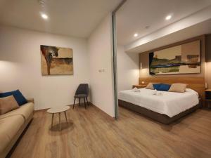 Postel nebo postele na pokoji v ubytování Carducci Art Guesthouse