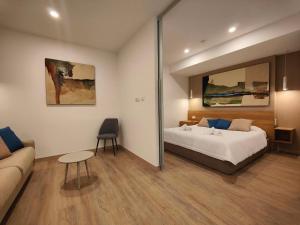 Postel nebo postele na pokoji v ubytování Carducci Art Guesthouse