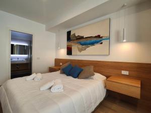 Postel nebo postele na pokoji v ubytování Carducci Art Guesthouse