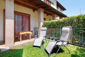 un paio di sedie e un tavolo in cortile di Colorful Apartment a Colico