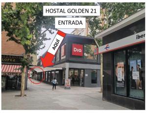 una persona caminando delante de un edificio en HOSTAL GOLDEN 21***, en Madrid