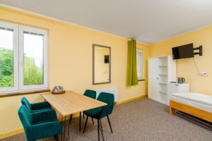 Zimmer mit einem Tisch, Stühlen und einem Bett in der Unterkunft Hotel Max in Prag