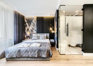 1 dormitorio con 1 cama con 2 toallas en A&J APARTS GDYNIA en Gdynia