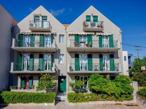 un edificio de apartamentos con balcones verdes y blancos en Ten Suns 9 en Lixouri