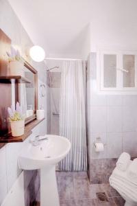 里科索里的住宿－Ten Suns 9，白色的浴室设有水槽和淋浴。