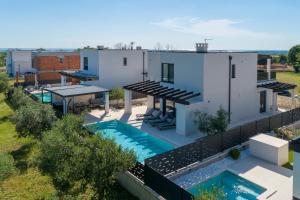 een luchtzicht op een huis met een zwembad bij Villa-Osmium Galizana in Galižana