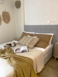 Un dormitorio con una cama con un libro. en Minerva Estudio Suite WHITE JASMINE, beach and pool BENALMADENA, en Benalmádena