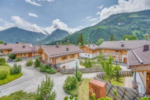 een luchtzicht op een dorp met bergen op de achtergrond bij Chalet #4 - Edelweiss in Neukirchen am Großvenediger