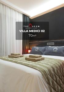 Bett in einem Zimmer mit Handtüchern darauf in der Unterkunft The Queen Luxury Apartments - Villa Medici in Luxemburg (Stadt)