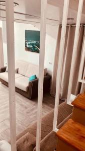 un soggiorno con divano bianco in una camera di Casa Vacanze Aversa centro ad Aversa