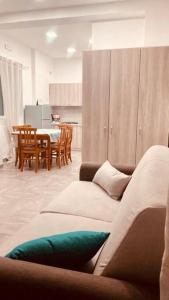 sala de estar con sofá y mesa en Casa Vacanze Aversa centro, en Aversa