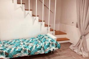 1 dormitorio con 1 cama y escalera en Casa Vacanze Aversa centro, en Aversa