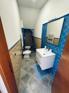 uma casa de banho com um lavatório e um WC em NEWHOUSE VICTORIA em Nettuno