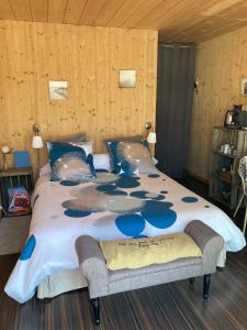 - une chambre avec un grand lit et des oreillers bleus dans l'établissement Maison De L'amitié, à Lanton