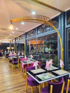 une salle à manger avec des tables et des chaises violettes dans l'établissement Central Hotel Tana, à Antananarivo