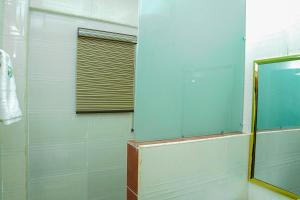 bagno con specchio e finestra di Romeneo Grand Royal Hotel a Lagos