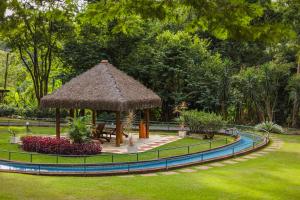 ペトロポリスにあるSpa Posse do Corpoの公園内の藁傘付き展望台