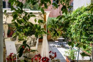 Hotel Apostoli Garden في البندقية: حديقة بها نباتات وزهور على الفناء
