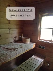 Pokój z drewnianą kabiną z łóżkiem i oknem w obiekcie Jaagu metsatelk w mieście Suuremõisa