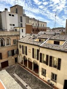 una vista aerea di una città con edifici di Casa Petrucci centro storico a Forlì