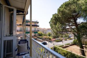 balkon domu z widokiem na ulicę w obiekcie [OLIVETTE] Meraviglia a 200m dal mare-Free Parking w mieście Loano
