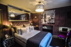 a bedroom with a large bed in a room at the kingsbury 7even / 8ight in Marlborough