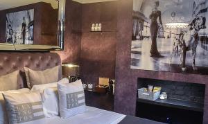 a bedroom with a bed and a picture on the wall at the kingsbury 7even / 8ight in Marlborough +64 photos