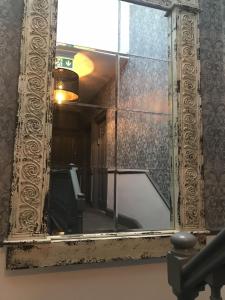 um espelho numa parede com um reflexo de um quarto em the kingsbury 7even 8ight em Marlborough