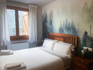 1 dormitorio con 1 cama grande con almohadas blancas en Soldeu nature - Parking Gratis - Disfruta En Familia, en Canillo