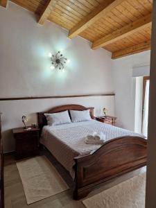 sypialnia z łóżkiem z zegarem na ścianie w obiekcie Appartamento Filomena scano di montiferro w mieście Scano Montiferro