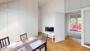 a dining room with a table and a television at Helle Ferienwohnung in 1a Lage in Leipzig