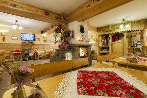 a room with a fireplace and a table with a red rug at Willa Krzesanica in Kościelisko