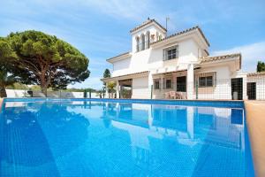 チクラナ・デ・ラ・フロンテーラにあるVirgen del Camino 1a línea de playaの家の前の大型スイミングプール