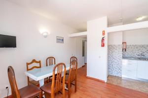 a kitchen and dining room with a table and chairs at Quinta das Varandas by Umbral in Vila Nova de Milfontes