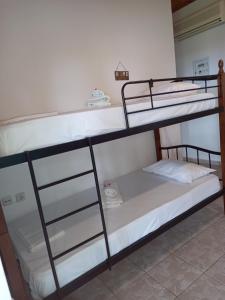 kilka łóżek piętrowych w pokoju w obiekcie Verde e Mare apartments-Marathias w mieście Marathias