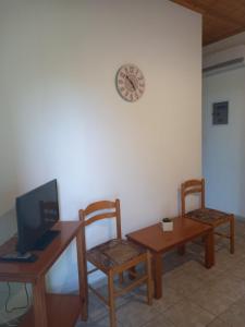 a room with a desk with a computer and two chairs at Verde e Mare apartments-Marathias in Marathiás