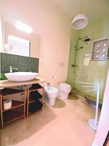 ein Bad mit einem Waschbecken, einem WC und einer Dusche in der Unterkunft Tenuta La Milogna in Gallipoli