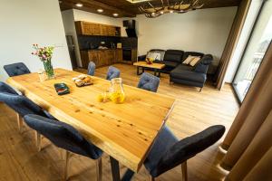 una mesa de madera y sillas en la sala de estar. en Chalets Belianky en Ždiar