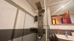 łazienka z telefonem na ścianie obok umywalki w obiekcie Exclusivo "Gran Bilbao" Suite Deluxe PARKING OPCIONAL w mieście Santurce +37 zdjęć