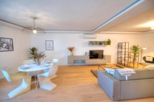 uma sala de estar com um sofá e uma mesa em Large & beautifully furnished 2 bedrooms ABON1-1 em Sliema