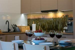 een tafel met wijnglazen en een fruitschaal bij Domek w Borze in Kościelisko +13 foto's