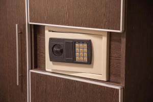 a microwave oven in a cabinet in a room at VECCHIA OLIVA in San Rafael