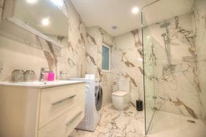 uma casa de banho com um chuveiro, um WC e um lavatório. em Large & beautifully furnished 2 bedrooms ABON1-1 em Sliema