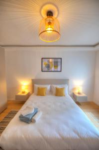 um quarto com uma grande cama branca e 2 candeeiros em Large & beautifully furnished 2 bedrooms ABON1-1 em Sliema