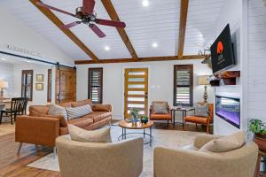 a living room with furniture and a ceiling fan at Coachman Cottage in Wimberley