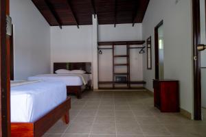 Postel nebo postele na pokoji v ubytování Fuego del Sol Beachfront Hotel