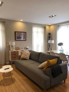 uma sala de estar com um sofá e uma mesa em Gran Terraza, vivienda Única! Muy céntrica em Torrelavega