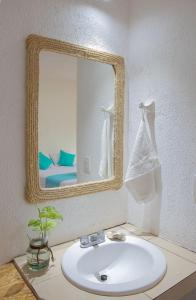 a bathroom with a sink and a mirror at Casa Yoo Bigu Mazunte in Mazunte
