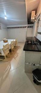 a room with a kitchen with a table and chairs at Casa mobiliada recém reformada in Matinhos